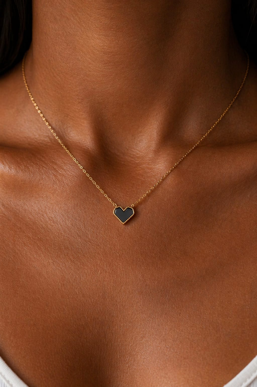Black heart pendant necklace