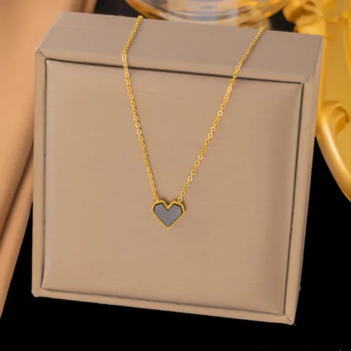 Black heart pendant necklace