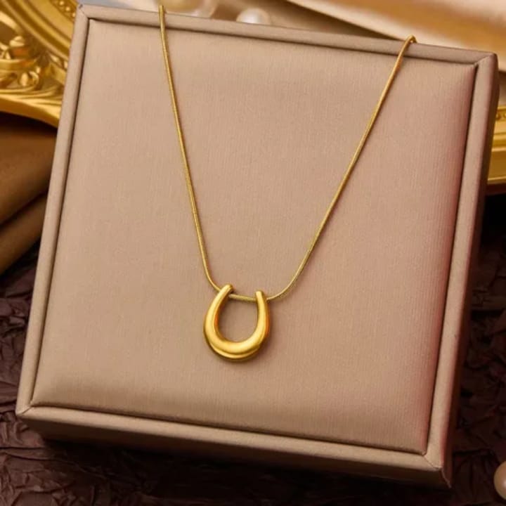 U pendant necklace