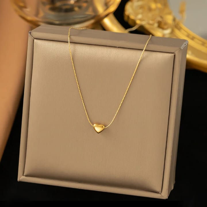 Gold heart pendant necklace