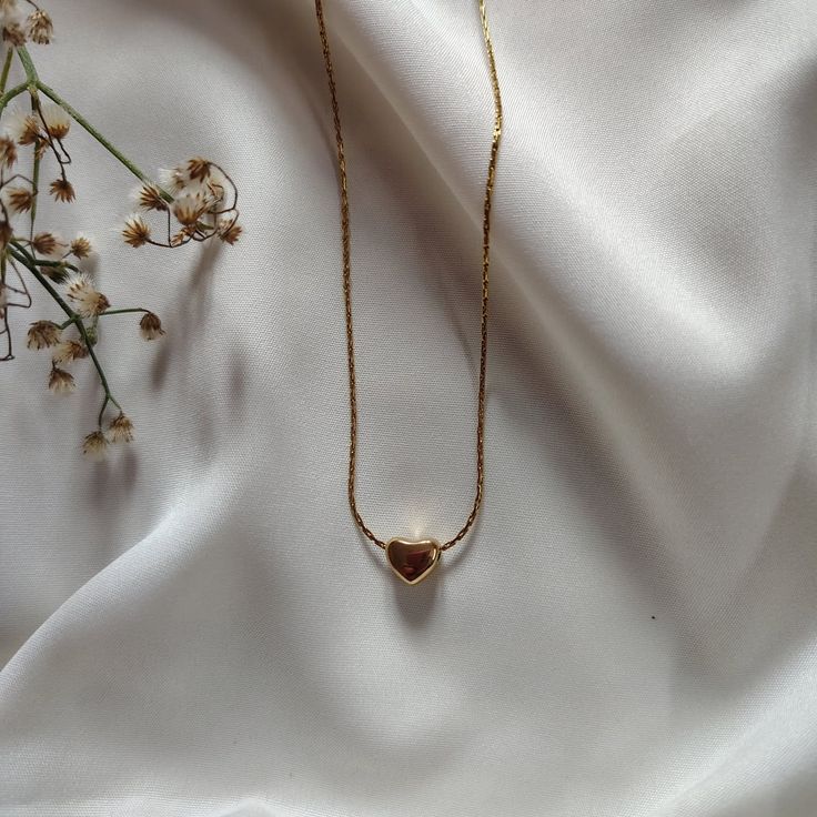 Gold heart pendant necklace